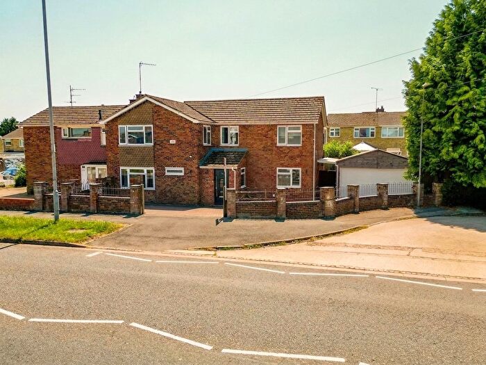 5 Bedroom Semi-Detached House For Sale In Douglas Road, Aylesbury, HP20