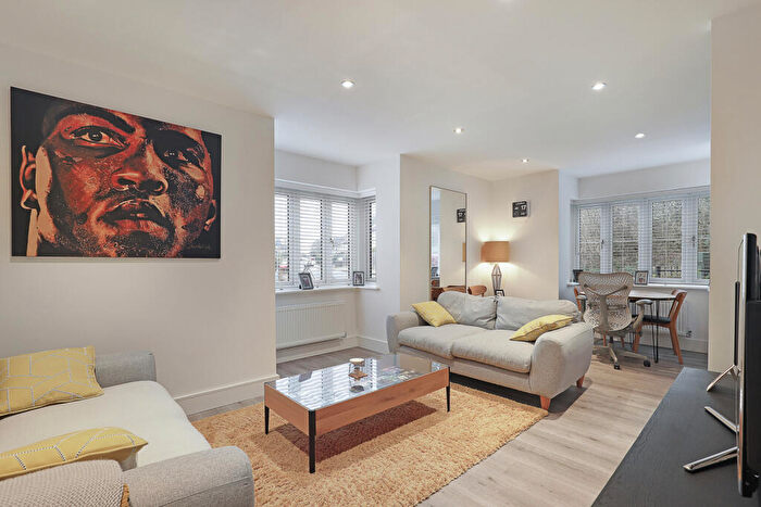 2 Bedroom Apartment For Sale In Royal Oak Close, Loughton, Essex, IG10