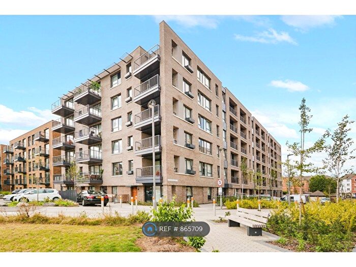 3 Bedroom Flat To Rent In Harbourside Court, London, SE8