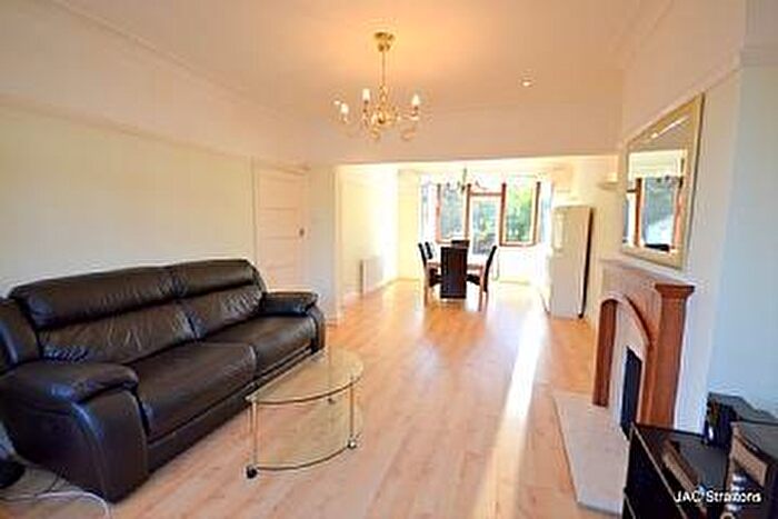 3 Bedroom Terraced House To Rent In Linkside, London, N12