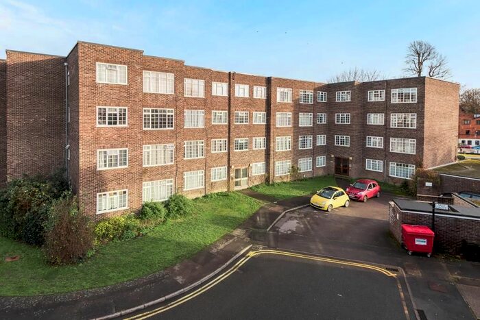 2 Bedroom Flat To Rent In Slough, Berkshire, SL1