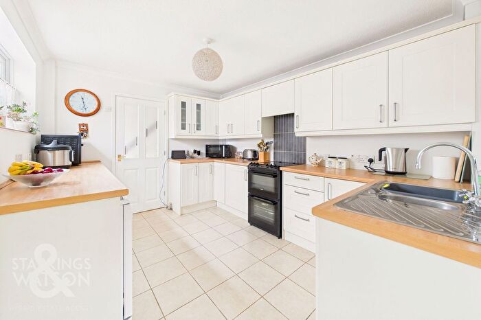 3 Bedroom Semi-Detached House For Sale In Hilary Close, Lingwood, Norwich, NR13