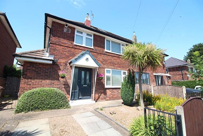 3 Bedroom Semi-Detached House For Sale In Cranmore Drive, Leeds, LS10