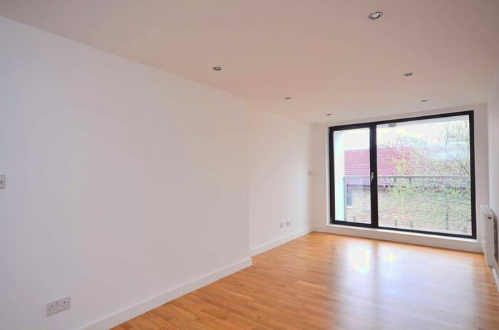 2 Bedroom Flat To Rent In Fallsbrook Road, Streatham Common, London, SW16