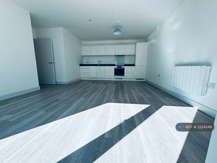 2 Bedroom Flat To Rent In The Ring, Bracknell, RG12