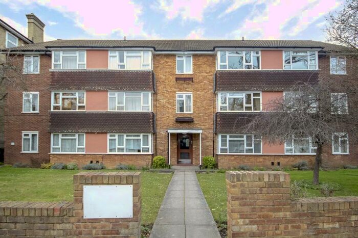 1 Bedroom Flat To Rent In Surbiton Hill Park, Surbiton, KT5