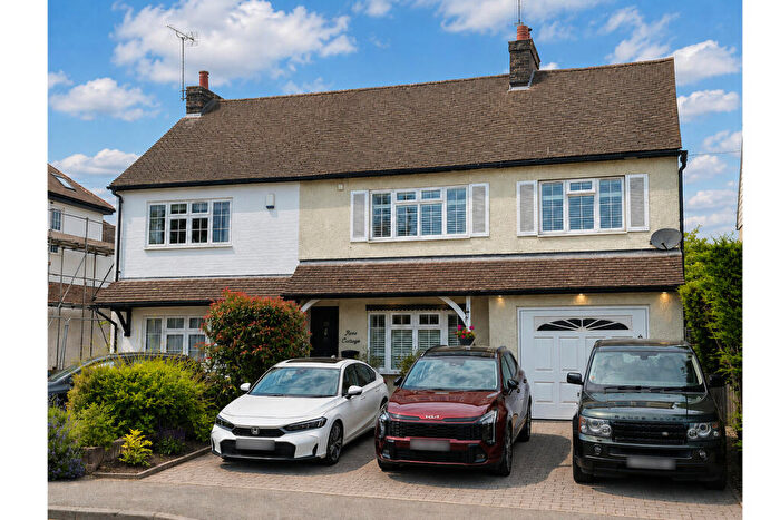 4 Bedroom Semi-Detached House For Sale In Hempstead Road, Bovingdon, HP3