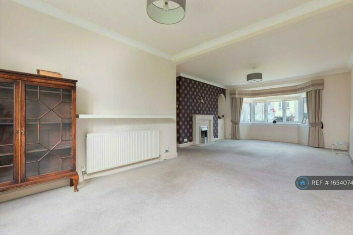 2 Bedroom Flat To Rent In Newton Mearns, Glasgow, G77