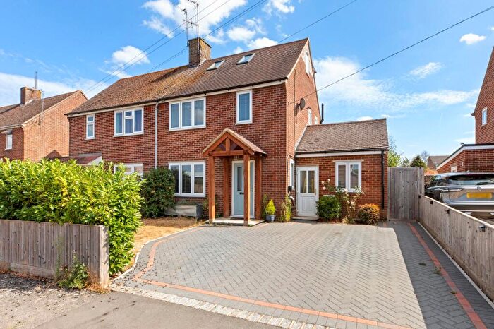 3 Bedroom Semi-Detached House For Sale In Queens Close, Thame, OX9