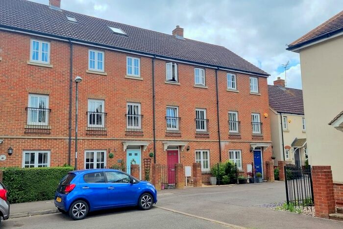 4 Bedroom Town House To Rent In Trist Way, Ifield, Crawley, West Sussex., RH11