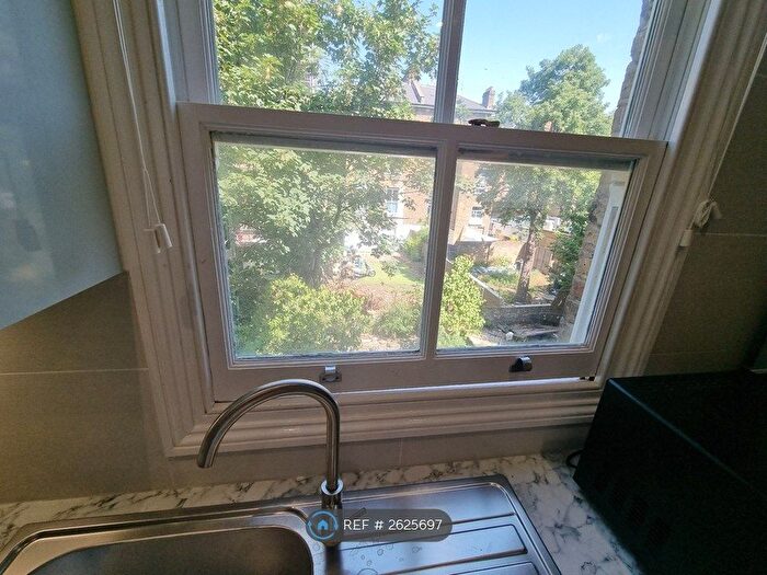 2 Bedroom Flat To Rent In Cambridge Gardens, London, W10