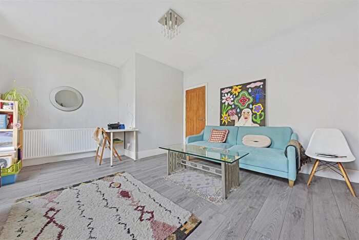 1 Bedroom Flat To Rent In Church Street, Stoke Newington, N16