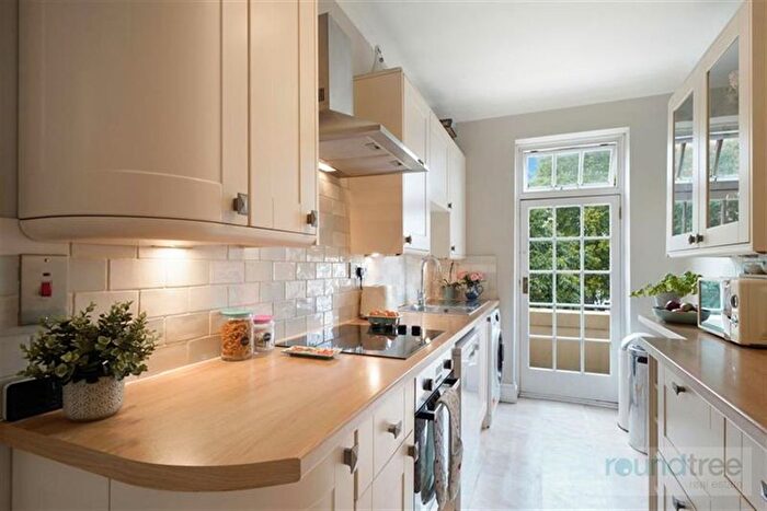 3 Bedroom Flat For Sale In Brampton Court, Brampton Grove, NW4