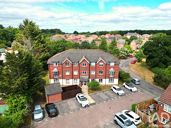 2 Bedroom Flat For Sale In Benham Drive, Reading, RG7