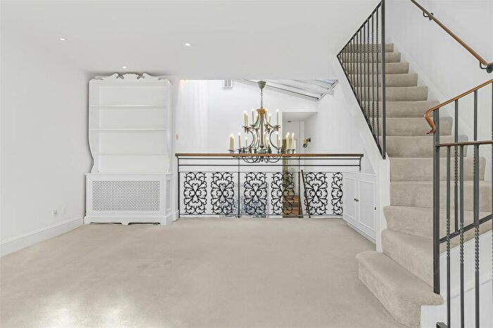 4 Bedroom House To Rent In Billing Road, Chelsea, SW10