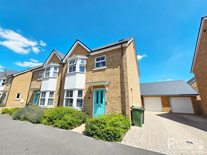 4 Bedroom Semi-Detached House For Sale In Aldermans Drive, Peterborough, PE3