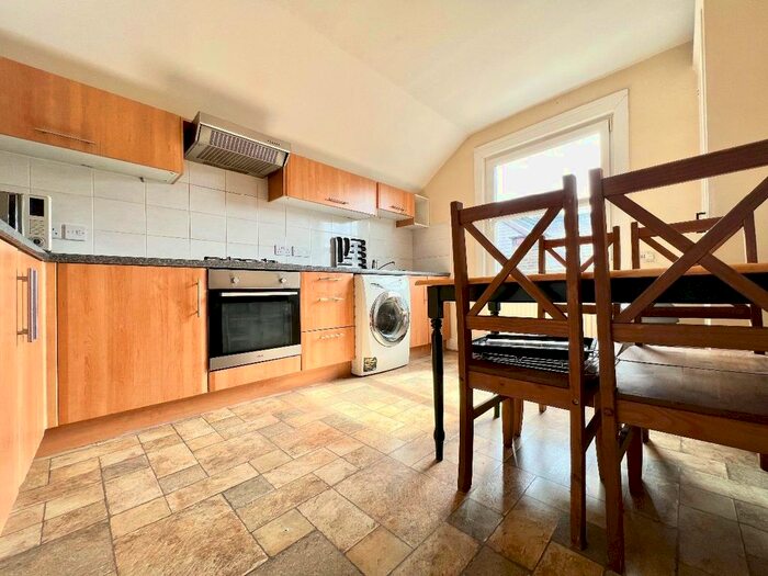 4 Bedroom Flat To Rent In Helix Gardens, London, SW2
