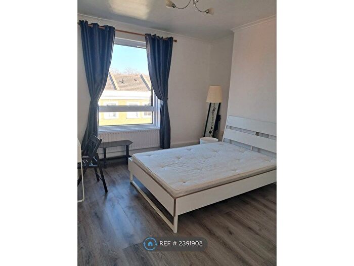 2 Bedroom Flat To Rent In Gower House, London, SE17