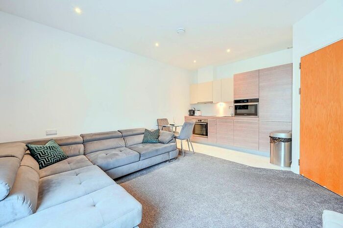 2 Bedroom Flat To Rent In Bromyard Avenue, Acton, London, W3