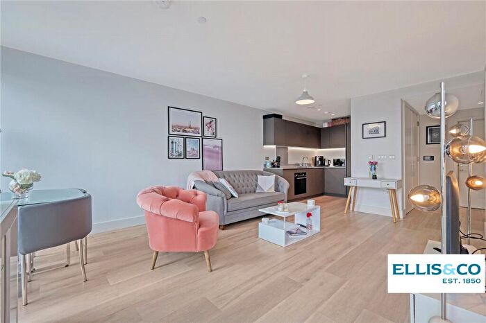 1 Bedroom Apartment For Sale In Daneland Walk, London, N17
