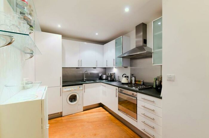 2 Bedroom Flat To Rent In Amwell Street, Clerkenwell, London, EC1R