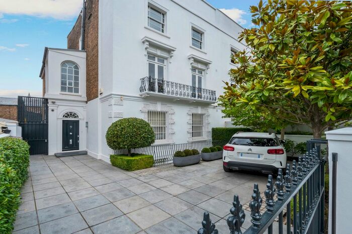 7 Bedroom Semi-Detached House To Rent In Chepstow Villas, Notting Hill, London, W11