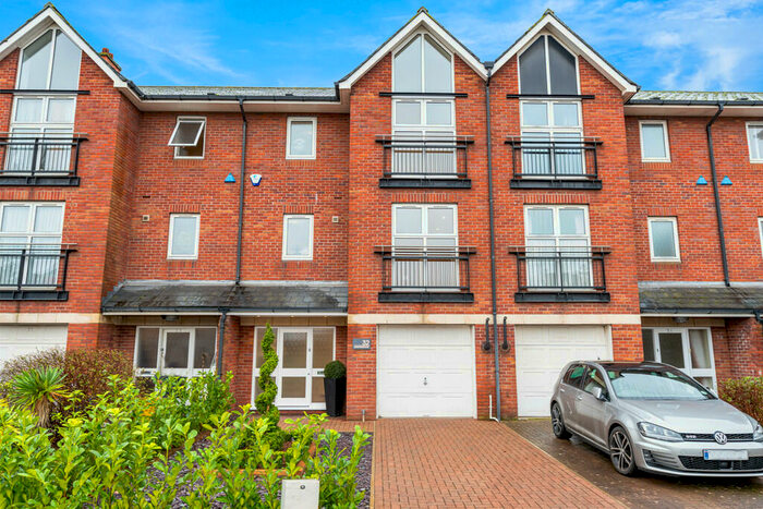 3 Bedroom Town House To Rent In Adventurers Quay, Cardiff Bay, Cardiff, CF10