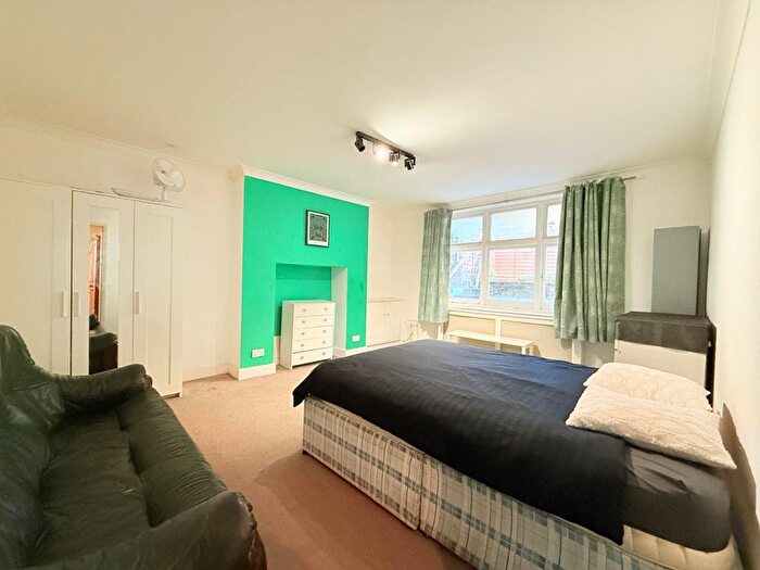 2 Bedroom Flat To Rent In Warwick Gardens, Kensington, London, W14