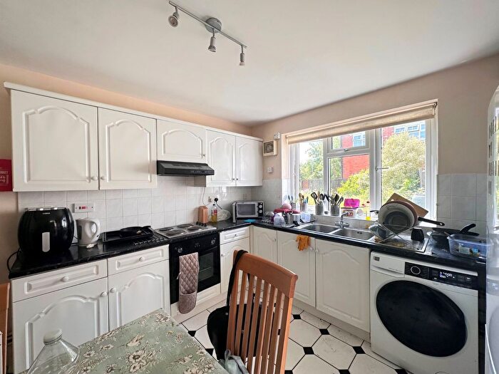 6 Bedroom End Of Terrace House To Rent In Earls Road Gold Sub, Southampton, Hampshire, SO14