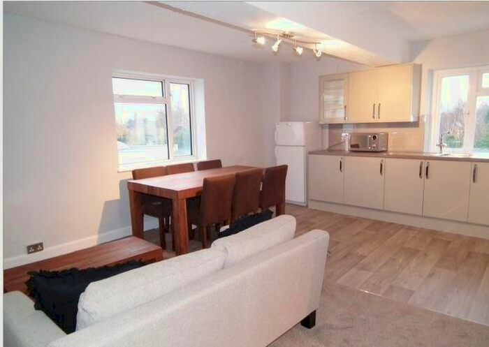 2 Bedroom Flat To Rent In Temple Market, Queens Road, Weybridge, KT13