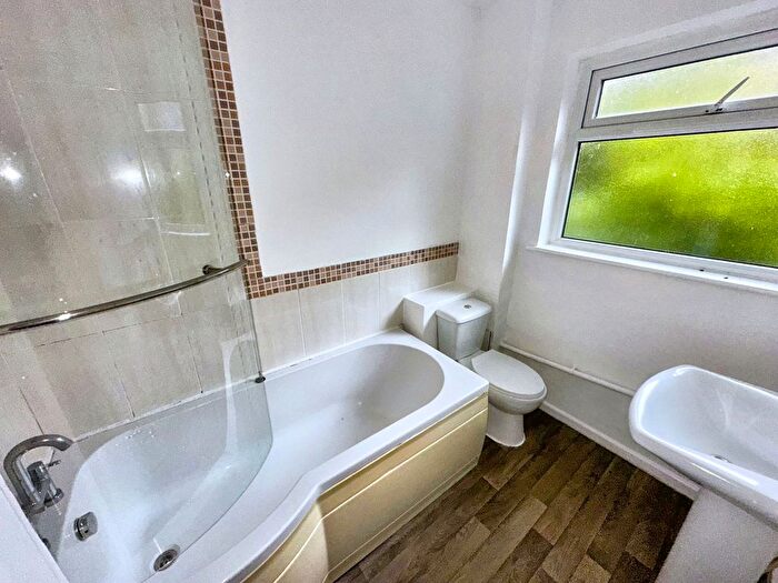3 Bedroom Flat For Sale In Prestwich Park Road South, Prestwich, M25