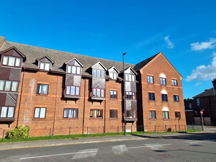 2 Bedroom Apartment To Rent In Kingsmead Court, High Street North, Dunstable, LU6