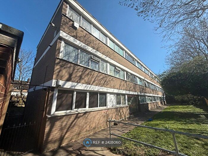 2 Bedroom Flat To Rent In Lyndum Court, London, N22