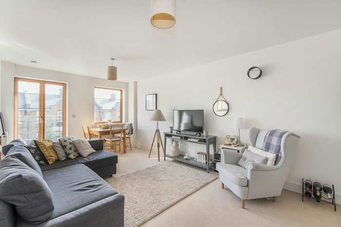 2 Bedroom Flat To Rent In Holford Way, London, SW15