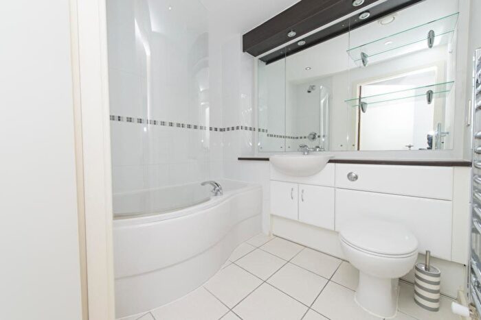 2 Bedroom Apartment To Rent In Hive, Masshouse Plaza, Birmingham, B5