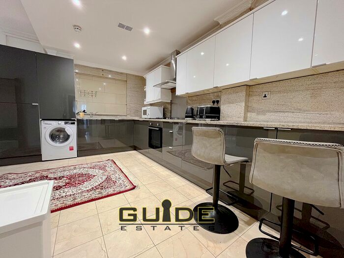 3 Bedroom Flat To Rent In Great West Road, Hounslow, TW5