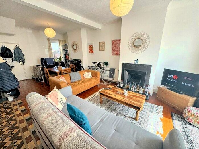 3 Bedroom House To Rent In Etchingham Road, Leyton, E15