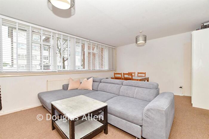 2 Bedroom Flat For Sale In Caister Drive, Basildon, Essex, SS13