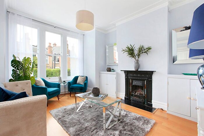 2 Bedroom Flat To Rent In Lynn Road, Clapham South, SW12