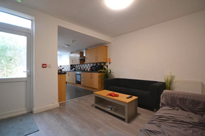 6 Bedroom Terraced House To Rent In Grange Avenue, Reading, RG6