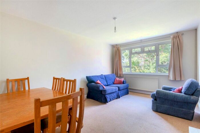 2 Bedroom Flat To Rent In Groomfield Close, London, SW17
