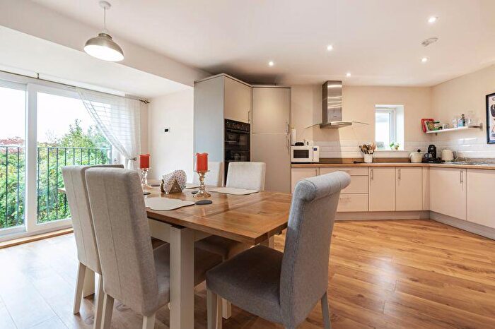 2 Bedroom Flat To Rent In Hawthorn Close, Oxford, OX2