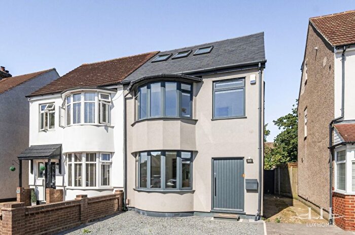 4 Bedroom Semi-Detached House To Rent In Hillview Avenue, Hornchurch, RM11