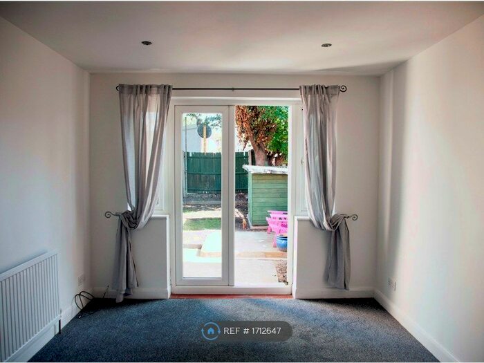 2 Bedroom Flat To Rent In Russell Close, Bexleyheath, DA7