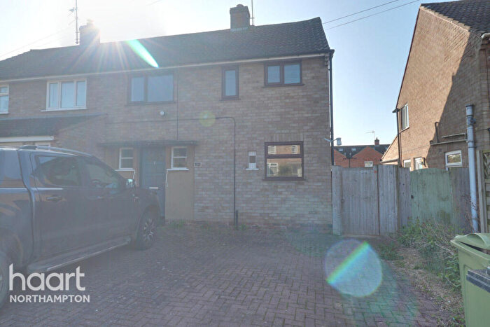 3 Bedroom Semi-Detached House To Rent In School Close, Northampton, NN12