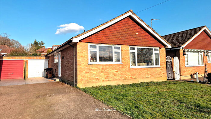 3 Bedroom Bungalow For Sale In Silvercliffe Gardens, East Barnet, EN4