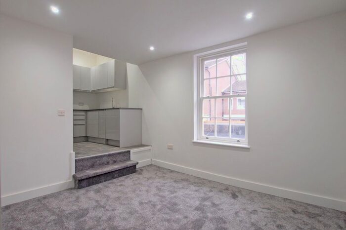 1 Bedroom Flat To Rent In High Street, Ewell Village, Surrey, KT17