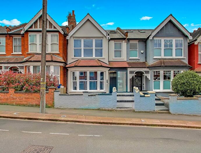 6 Bedroom House For Sale In Nether Street, London, N12