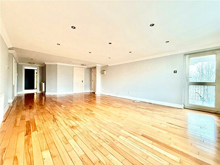 2 Bedroom Flat For Sale In Greenview Close, London, W3
