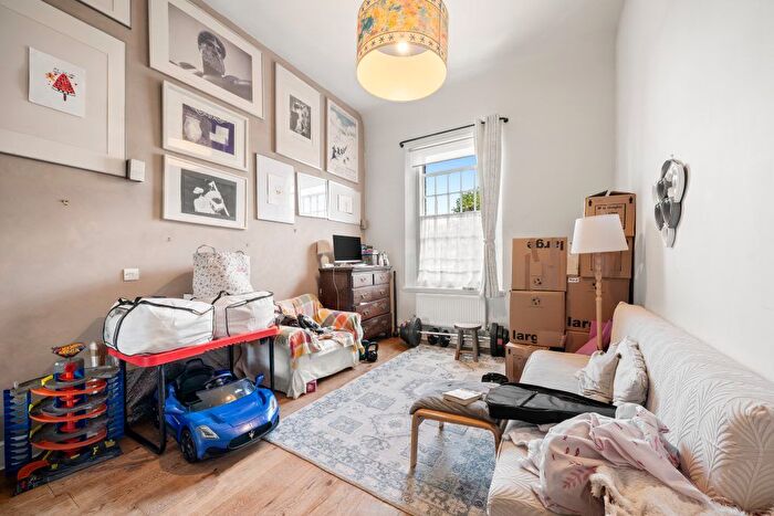 2 Bedroom Flat To Rent In West Park Road, Hanwell, UB2